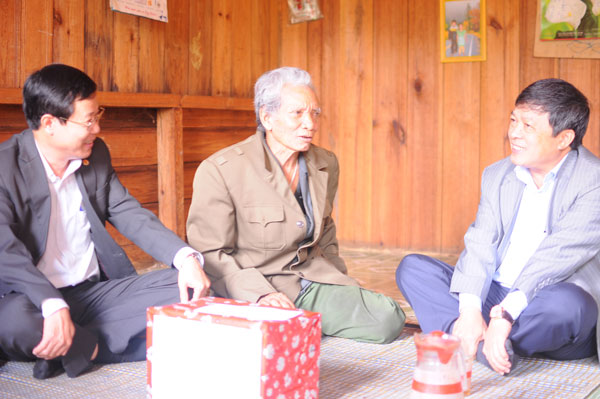 Đồng chí Đoàn Văn Việt thăm gia đình Liệt sĩ Đưng Gur Ha Hai