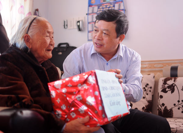 Đồng chí Đoàn Văn Việt thăm hỏi động viên và chúc sức khỏe mẹ VNAH Võ Thị Dước năm nay đã 96 tuổi