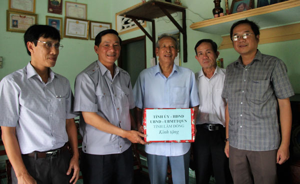 Đồng chí Trần Đức Quận thăm, tặng quà gia đình thương binh Phùng Đức Huyên (thôn 2, xã Đạ Kho, huyện Đạ Tẻh)