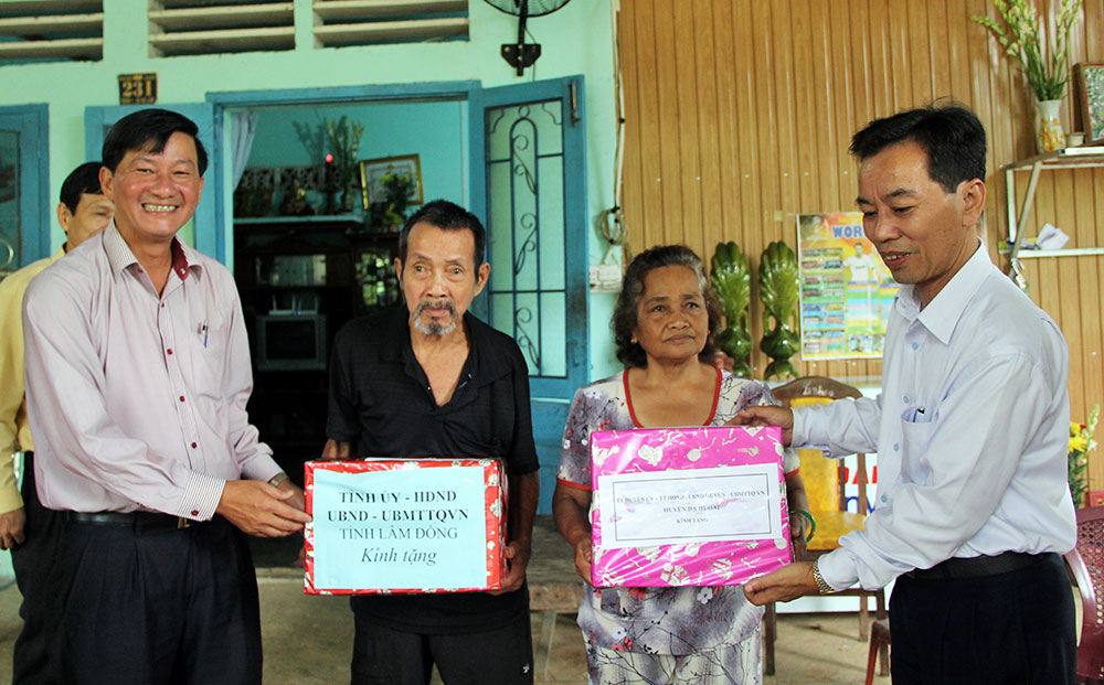 Phó Bí thư Thường trực Tỉnh ủy Trần Đức Quận thăm, tặng quà các gia đình chính sách tại huyện Đạ Huoai