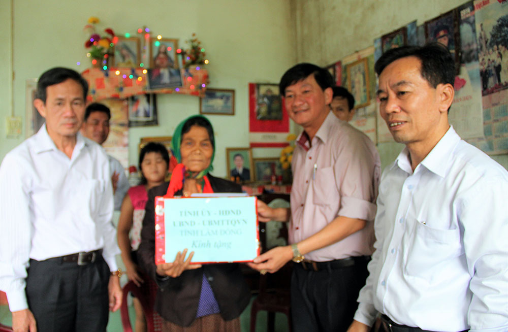 Đoàn công tác thăm tặng quà gia đình ông K’Nguyệt, bà Ka Rim
