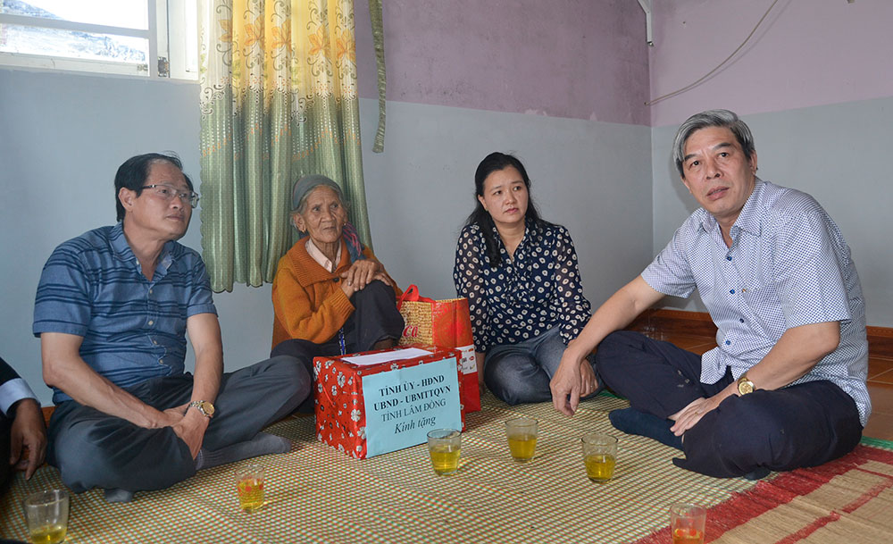 Thăm và tặng quà gia đình chính sách tại huyện Đam Rông