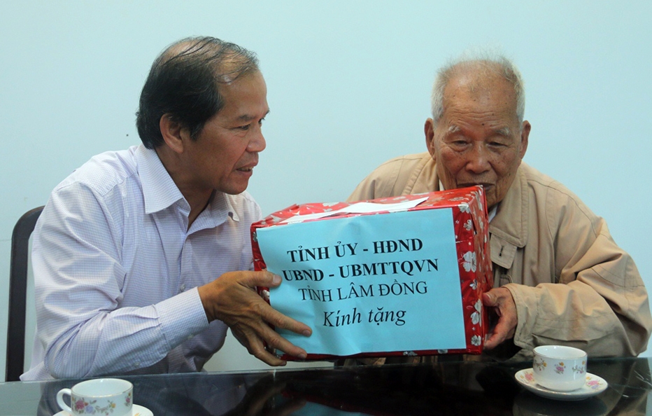 Đồng chí Nguyễn Xuân Tiến – UVTW Đảng, Bí thư Tỉnh ủy Lâm Đồng tặng quà cho gia đình ông Bùi Quốc Ân (93 tuổi, ở Phường B’Lao, TP Bảo Lộc)