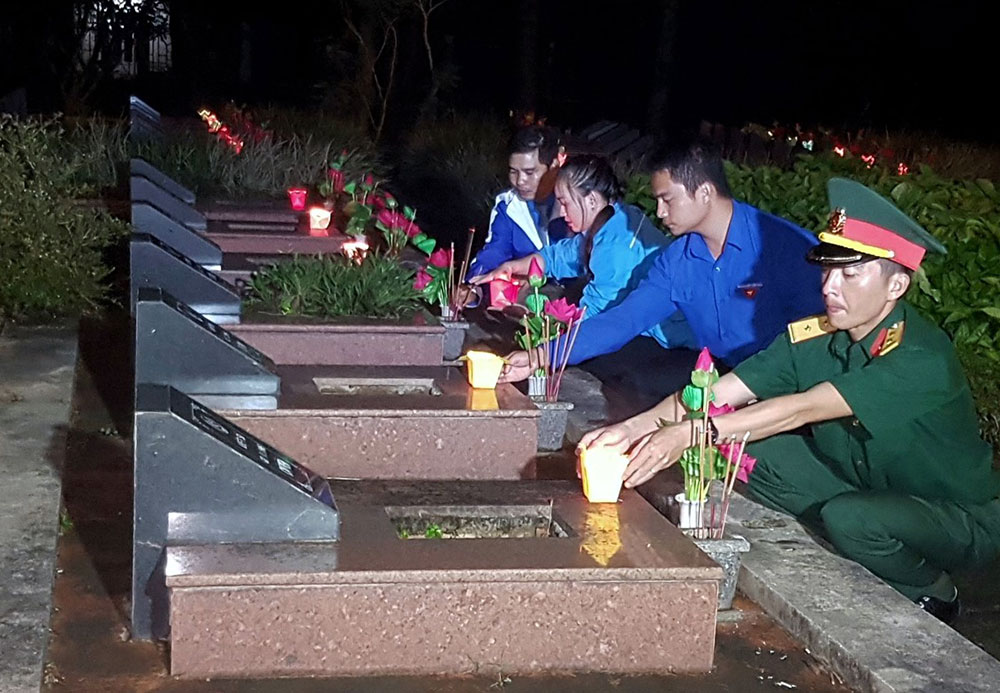 Đoàn viên thanh niên thắp hương và nến tri ân tại các phần mộ liệt sĩ