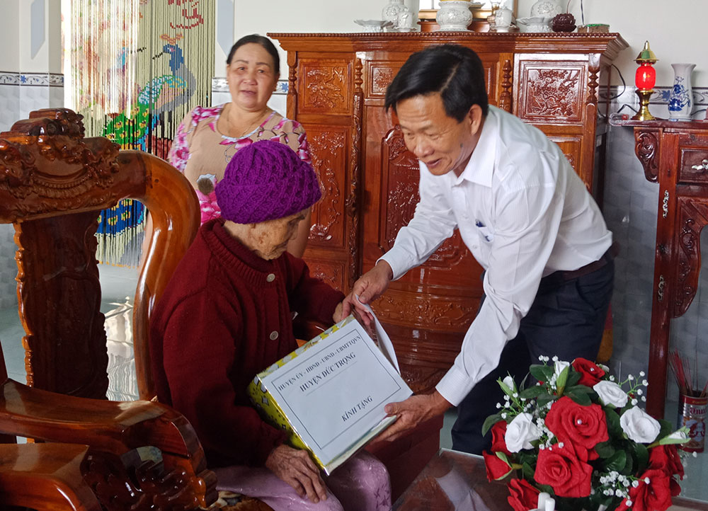 Ông Dương Quang Hải - Ủy viên BTV Huyện ủy, Chủ tịch UBMTTQVN huyện, tặng quà cho gia đình chính sách