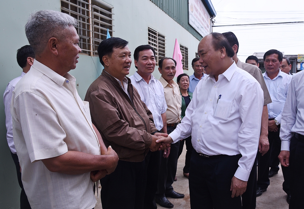 Thủ tướng Nguyễn Xuân Phúc hỏi thăm cuộc sống người lao động tại Công ty TNHH Phong Thúy