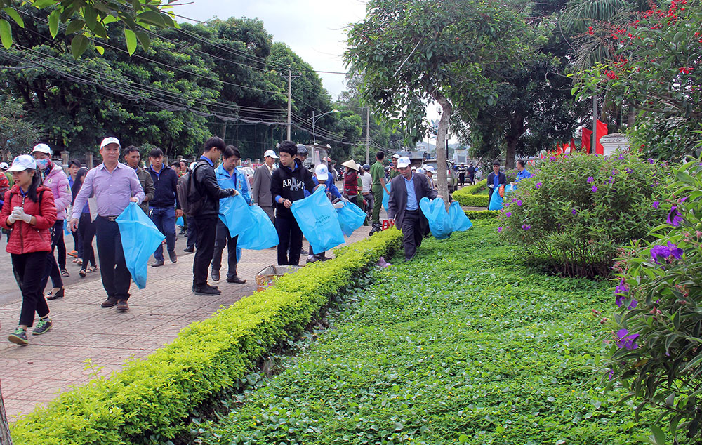 Các cơ quan và nhân dân huyện Đức Trọng cùng ra quân bảo vệ môi trường. Ảnh: M.Đ