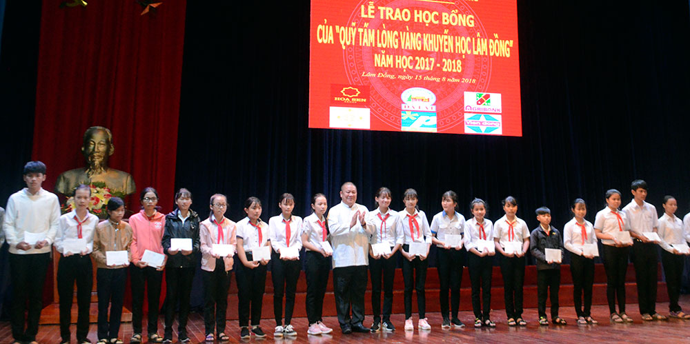 Các nhà tài trợ trao học bổng cho học sinh nghèo vượt khó