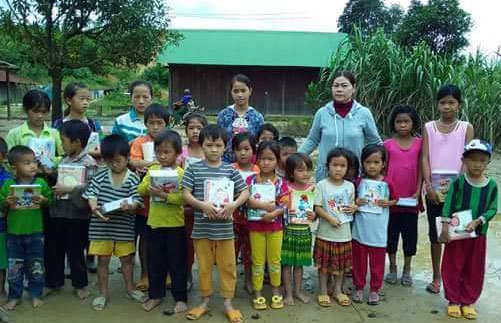 Tặng quyển cho các em học sinh vùng sâu