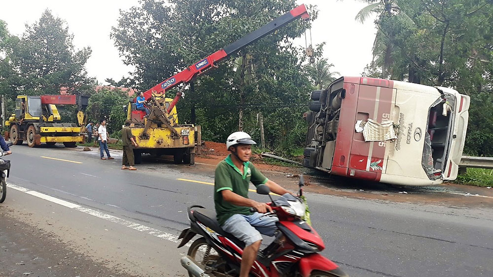 Lật xe khách trong đêm, hàng chục người may mắn thoát nạn