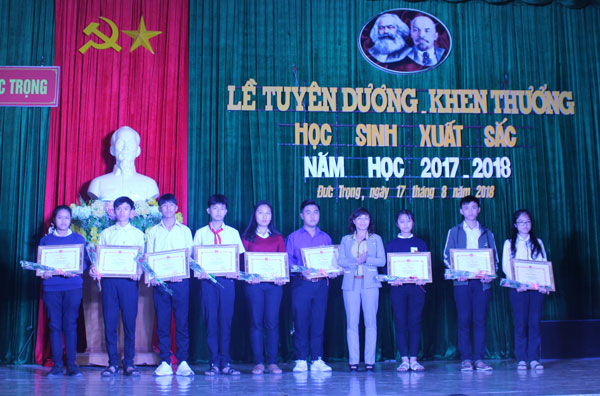 Tuyên dương, khen thưởng 106 học sinh xuất sắc