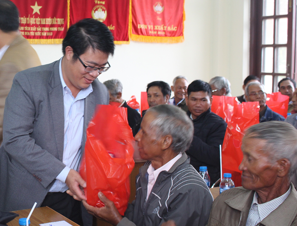 ông Nguyễn Ngọc Phúc – TUV, Bí thư Huyện ủy Đức Trọng, trao quà cho già làng, người có uy tín vùng ĐBDTTS