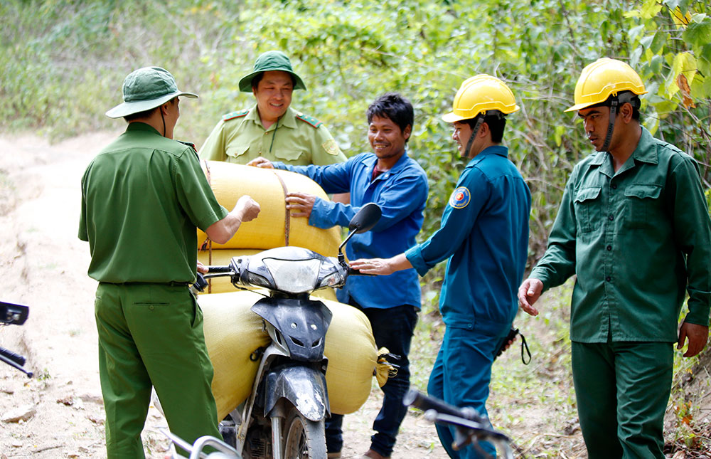 Tổ tuần tra ANTT huyện Đơn Dương giúp đỡ, phổ biến pháp luật cho người dân tộc thiểu số vùng giáp ranh với tỉnh Ninh Thuận. Ảnh: C.P