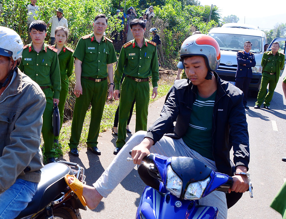 Công an tỉnh Lâm Đồng tiến hành dựng hiện trường Lê Sỹ Quốc Thái Anh đâm ông Trịnh Anh Tuấn vào tháng 12/2017