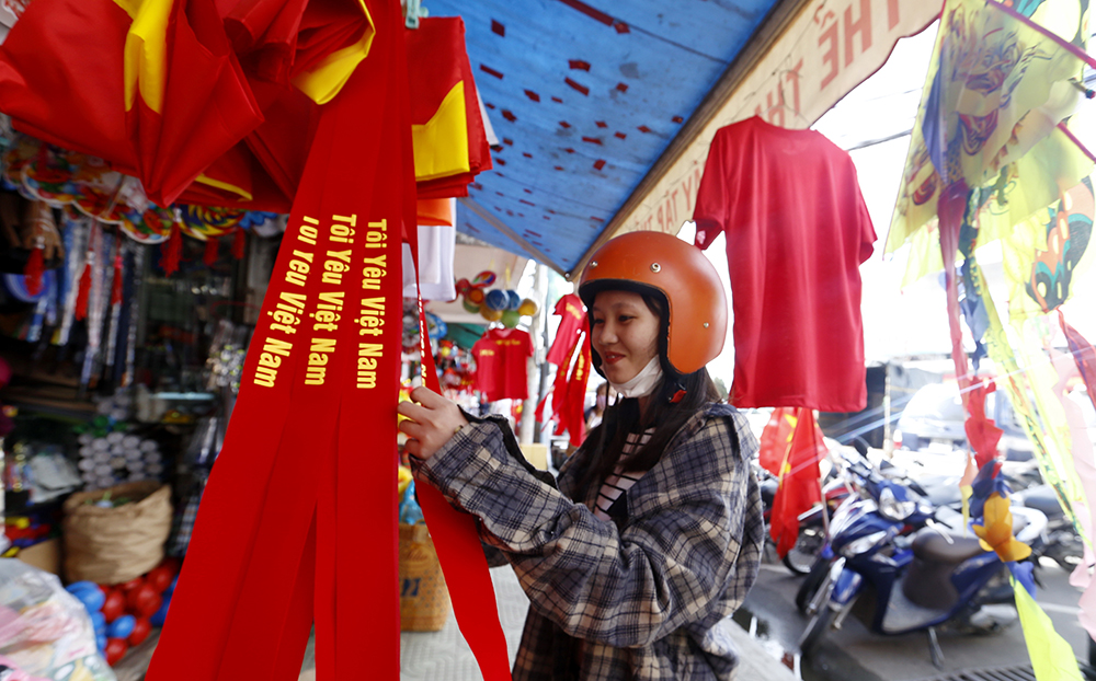 Nhiều bạn trẻ sáng nay đã đi mua băng rôn tại khu Hoà Bình để cổ vũ cho đội tuyển Olympic Việt Nam chiều nay. Ảnh: C.T