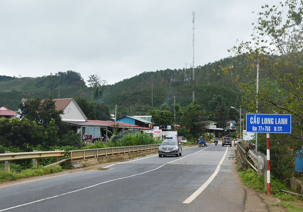 Về làng kháng chiến Ðạ Chais