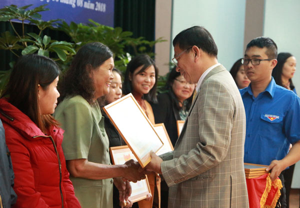 Lãnh đạo TP Đà Lạt trao bằng khen cho các tập thể và cá nhân có thành tích xuất sắc