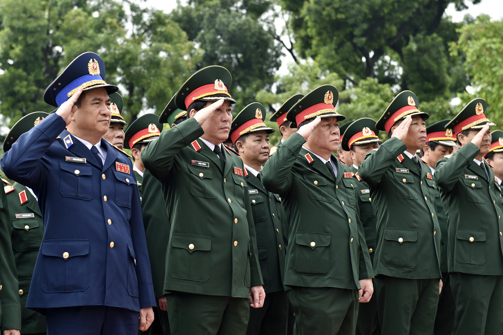 Đoàn đại biểu Bộ Quốc phòng dâng hương tưởng niệm các Anh hùng liệt sĩ - Ảnh: VGP/Nhật Bắc