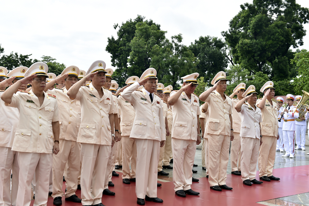 Đoàn đại biểu Bộ Công an dâng hương tưởng niệm các Anh hùng liệt sĩ - Ảnh: VGP/Nhật Bắc