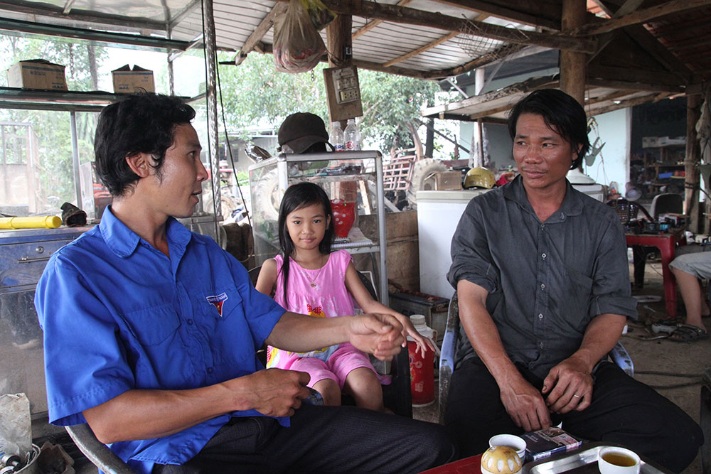 Anh Vũ Văn Sáng và anh Tình “máy cày” (bên phải) chia sẻ về công việc hiến máu tình nguyện. Ảnh: Đ.Anh