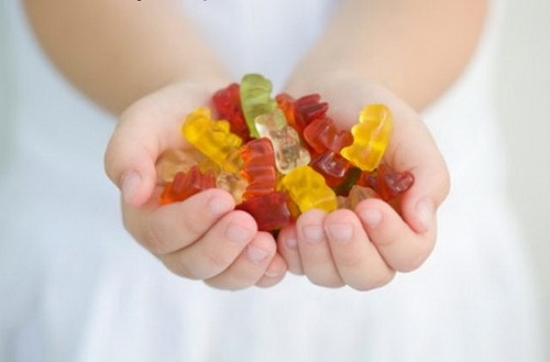 Trẻ dễ gặp nhiều nguy cơ khi lạm dụng  vitamin dạng kẹo
