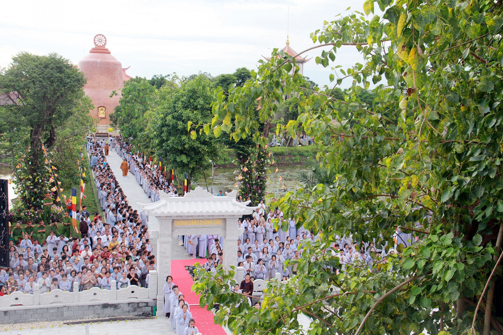 Hàng vạn người hội về Tứ động tâm cùng đảnh lễ 