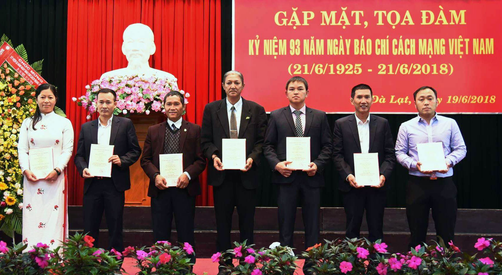 Nhà báo Văn Quang (giữa) tại Lễ trao Giải Báo chí tỉnh Lâm Đồng năm 2017