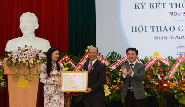 Ông Phan Văn Đa – Phó Chủ tịch UBND tỉnh tặng bằng khen cho Trường Cao đẳng Nghề Đà Lạt