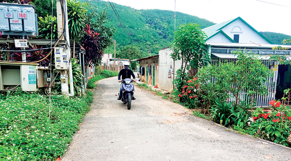 Với sự đồng lòng đóng góp của người dân, những con đường dẫn vào thôn K’Long nay đã khang trang hơn. Ảnh: T.Vũ