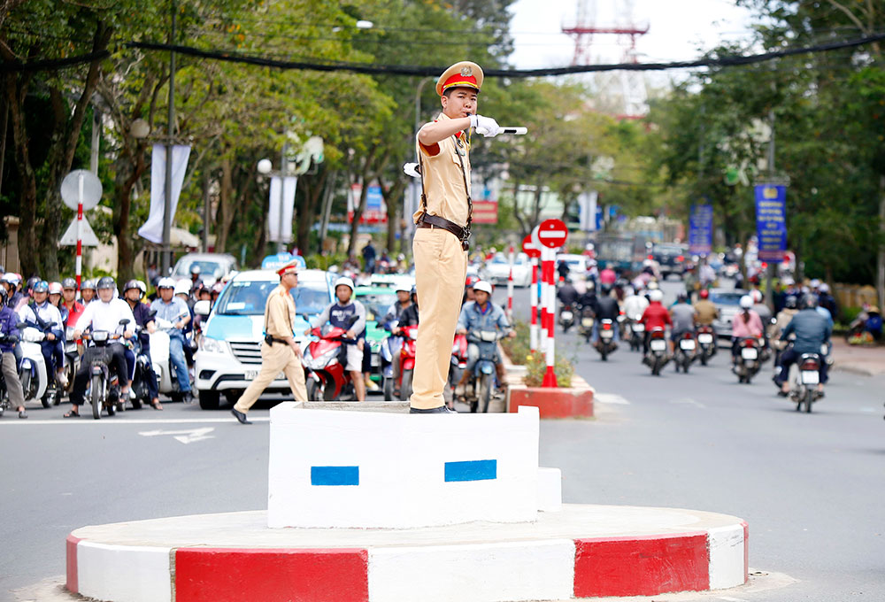 Lần đầu tiên CSGT Công an TP Đà Lạt thí điểm điều tiết giao thông trên bục chỉ huy tại các nút giao thông trọng điểm. Ảnh: C.THÀNH