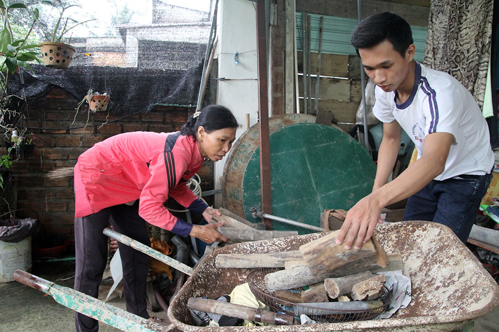 Về đến nhà là Việt lại phụ mẹ những công việc hàng ngày. Ảnh: Đ.A