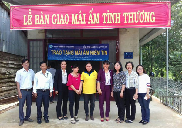 Lãnh đạo Hội LHPN tỉnh cùng các đơn vị tài trợ trong lễ bàn giao mái ấm tình thương cho bà Đinh Thị Chung, xã Đoàn Kết, huyện Đạ Huoai