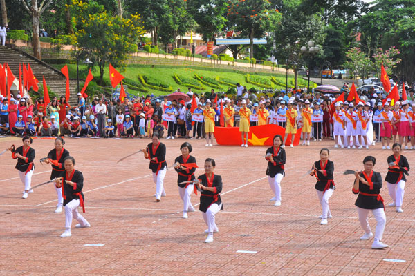 Một tiết mục trình diễn của CLB Dưỡng sinh thị trấn Di Linh tại Đại hội TDTT huyện