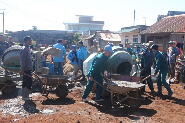 Khởi công xây dựng nhà nhân ái, hỗ trợ xây dựng sân bê tông và thăm tặng quà cho người có uy tín