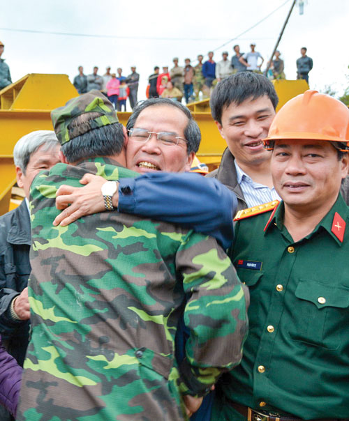 UVTW Đảng, Bí thư Tỉnh ủy Nguyễn Xuân Tiến chúc mừng cán bộ, chiến sỹ giải cứu thành công các nạn nhân trong vụ sập hầm Thủy điện Đạ Dâng - Đạ Chomo. Ảnh: V.Báu