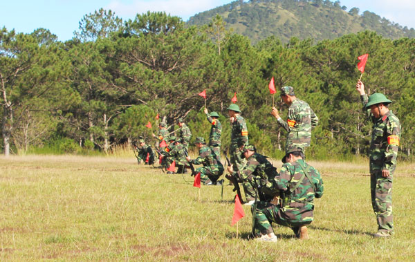 Kiểm tra bắn đạn thật. Ảnh: Lê Hữu Túc