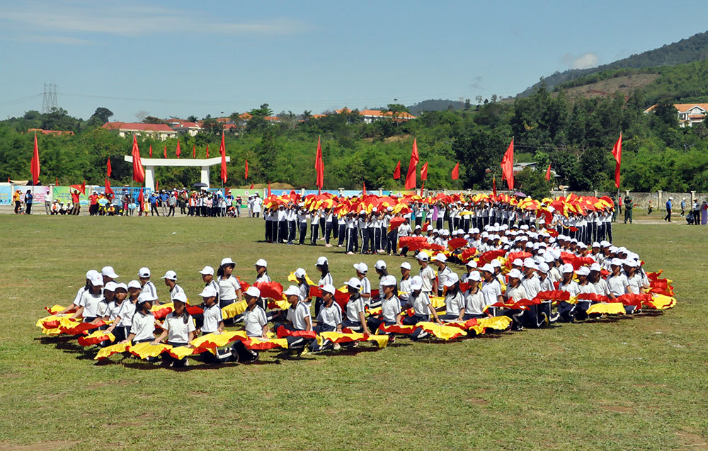 Xếp hình Tổ quốc của học sinh tại Lễ khai mạc Đại hội TDTT huyện Đam Rông. Ảnh: V.Trọng