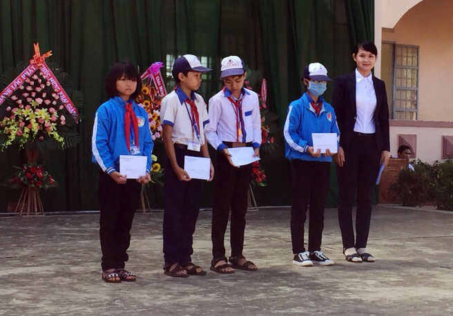 Trao học bổng “2 đủ” năm học 2018 - 2019