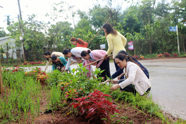 Phụ nữ Nau Sri tham gia dọn vệ sinh đường làng, ngõ xóm. Ảnh: H.Đường