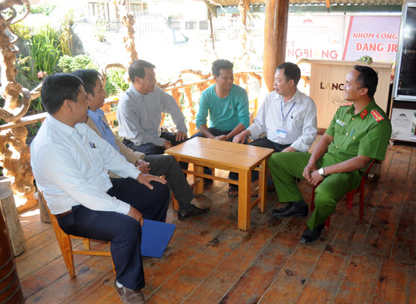 Linh mục, Hội đồng Mục vụ giáo xứ và đại diện chính quyền địa phương thường xuyên đến nhà giáo dân để vận động, tuyên truyền chung tay bảo đảm an ninh trật tự trên địa bàn. Ảnh: D.Nguyễn