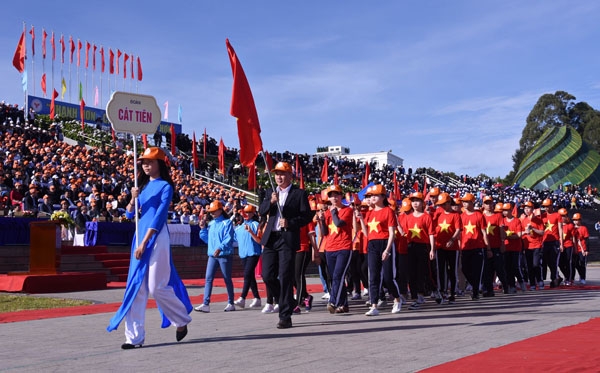 Diễu hành của đơn vị Cát Tiên qua lễ đài