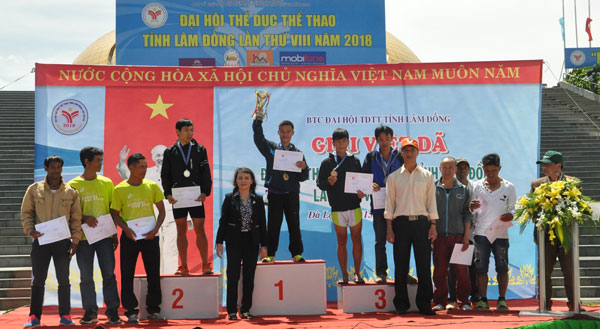 Ban tổ chức trao giải cho nội dung 10 km nam tuyển 