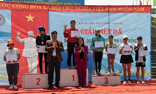 Trao giải cho các VĐV dẫn đầu trong nội dung nữ tuyển 7 km