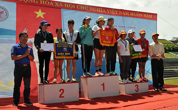 Các đội dẫn đầu trong nội dung đồng đội nữ tuyển 7km