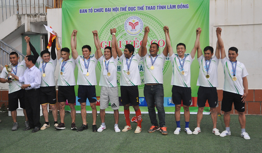 Trao cúp vô địch cho đội kéo co nam Di Linh