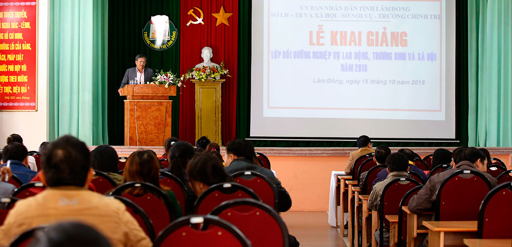 Lớp học năm nay có 128 học viên là cán bộ các xã, phường trên toàn tỉnh phụ trách công tác chính sách, lao động và xã hội tham dự