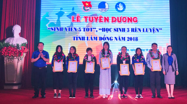 Tuyên dương 7 "Sinh viên 5 tốt" và 2 "Học sinh 3 rèn luyện"