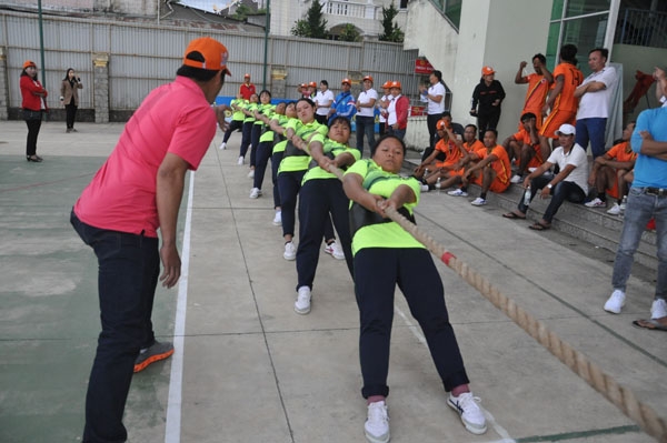 Đội kéo co nữ Sở Giáo dục Đào tạo Lâm Đồng – huy chương bạc, gồm những học sinh của trường Phổ thông Dân tộc Nội trú tỉnh thi đấu rất bài bản