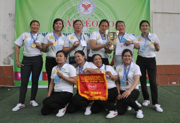 Đội kéo co nữ Di Linh gồm các thành viên của một thôn, với tấm huy chương vàng và cúp vô địch tỉnh