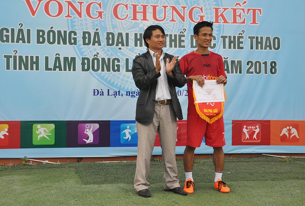 Trao phần thưởng cho cầu thủ Lương Minh Lộc - vua phá lưới của vòng chung kết